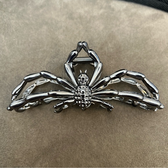 Metal Hair Claw Clips for Women | Emo Goth Spider Design Tight Metal Clip - Picture 9 of 12